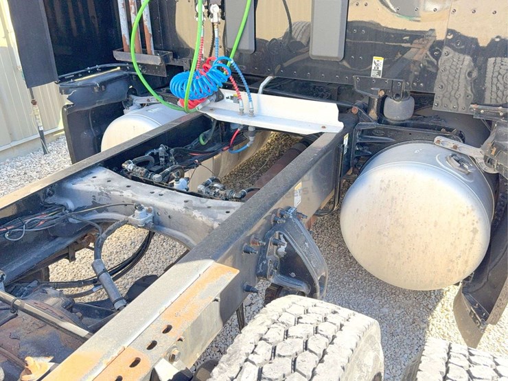 2017-peterbilt-579-image-32