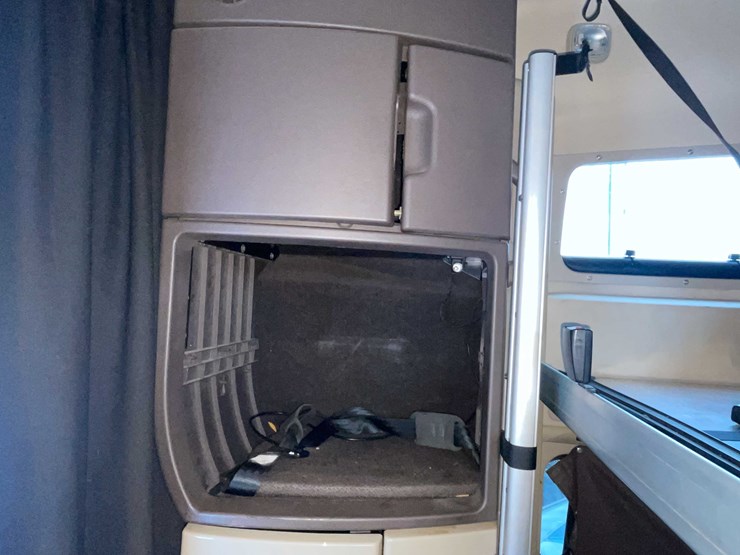 #1372-•-2014-volvo-sleeper-semi-(has-wi-title)-(of)-image-75