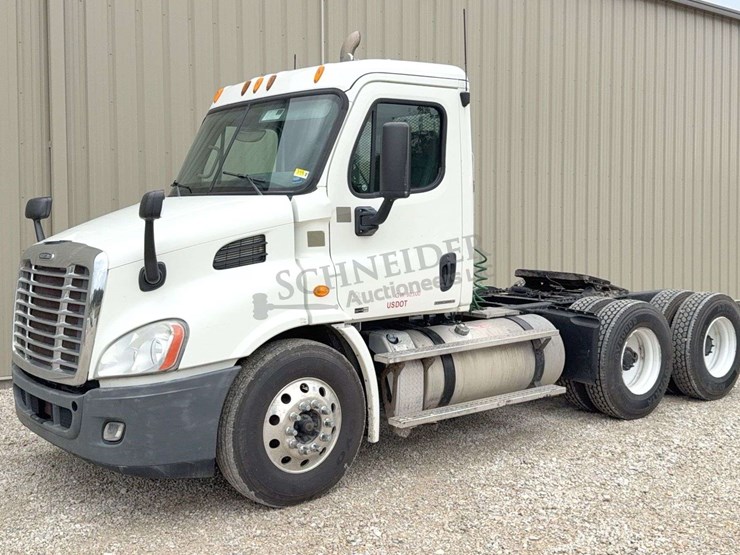 2012-freightliner-cascadia-113-image-2