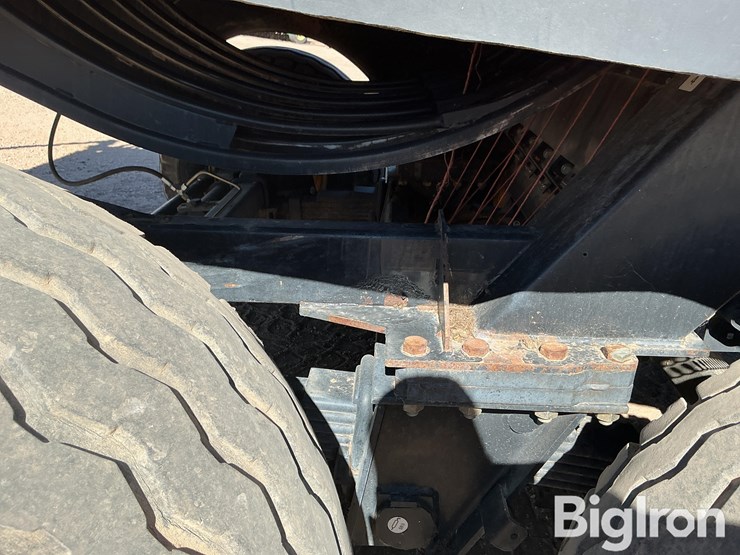 2013-new-holland-340-image-19