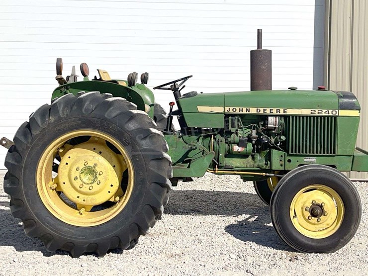 john-deere-2240-image-3