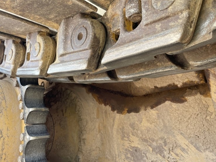 2017-caterpillar-d8t-image-24