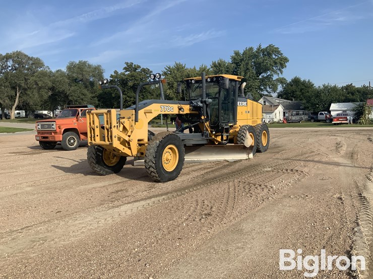 2011-deere-770g-image-1