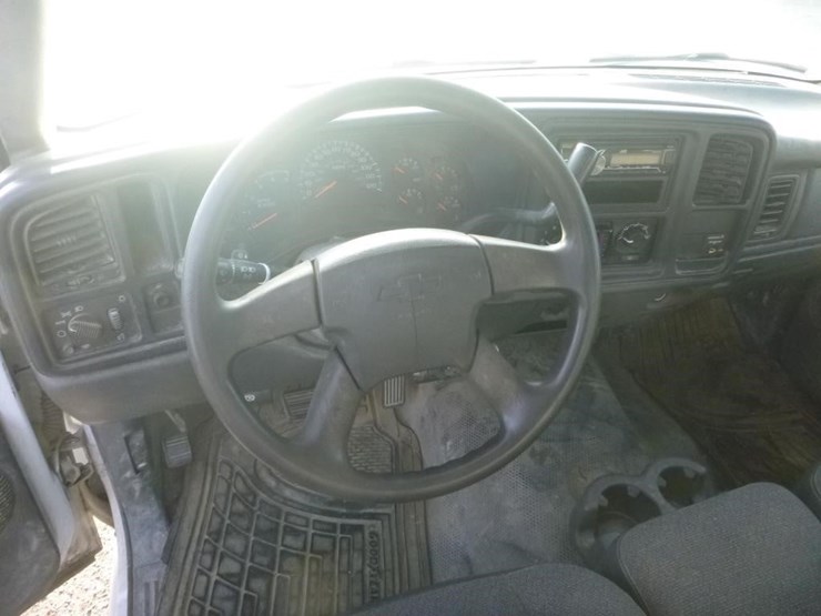 2004-chevrolet-3500-image-10