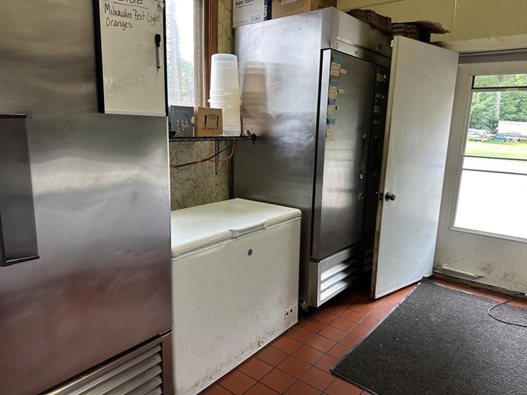 #100-•-waterfront-pub-with-4-bed/2-bath-apartment-image-82