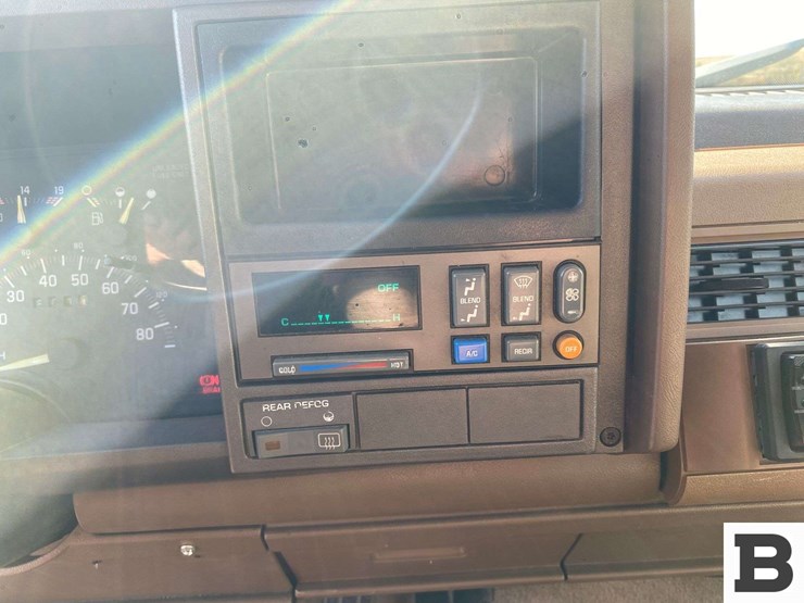 1993-gmc-suburban-image-30