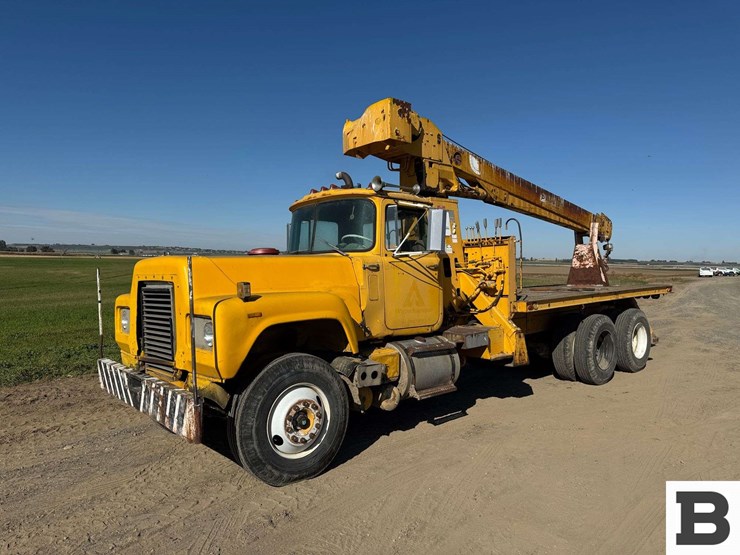 1969-mack-boom-truck-image-14