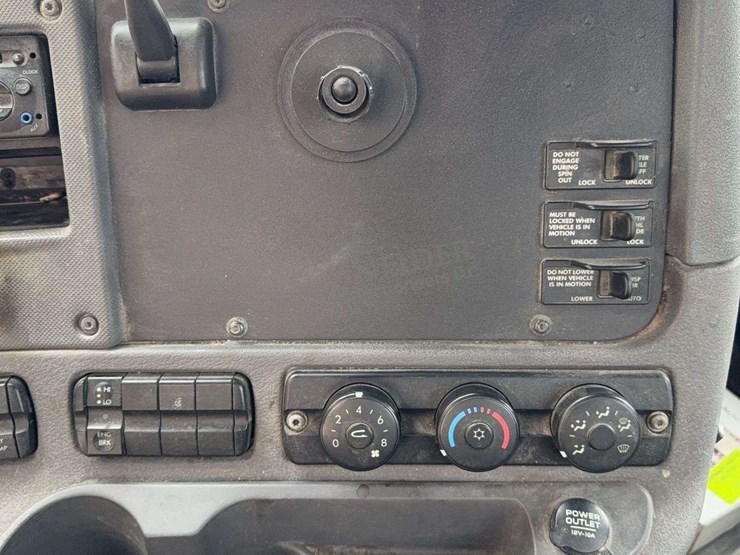 2012-freightliner-cascadia-113-image-72