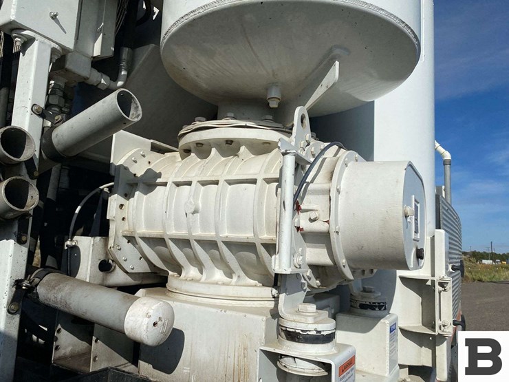 2017-mack-granite-gu713-image-34