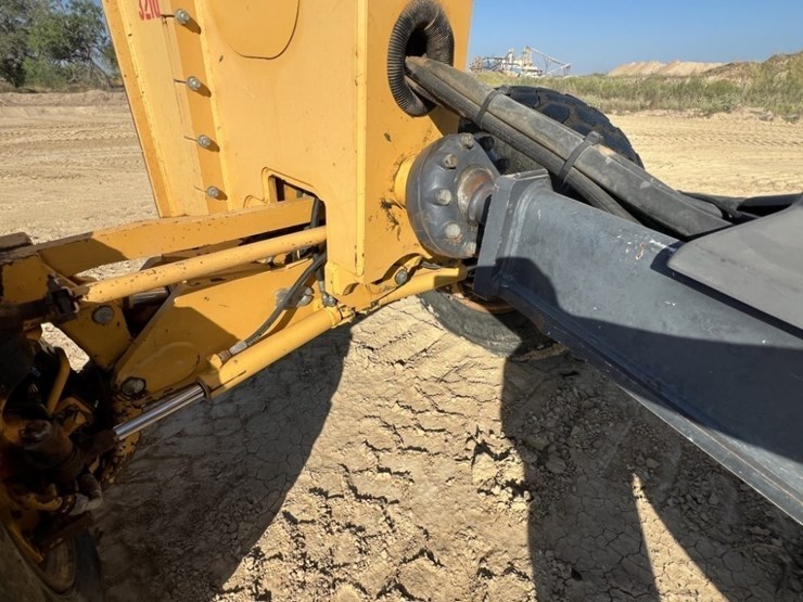 2011-deere-772gp-image-13