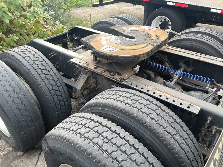 #1372-•-2014-volvo-sleeper-semi-(has-wi-title)-(of)-image-32