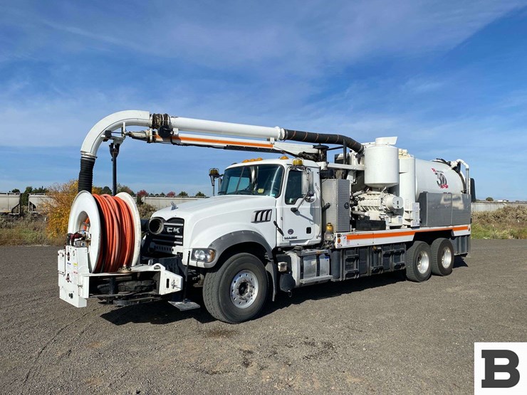 2017-mack-granite-gu713-image-2