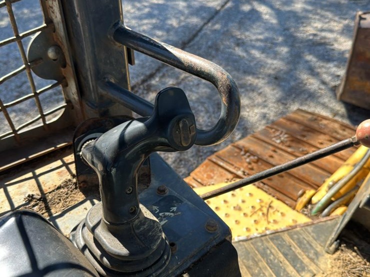 2008-deere-750j-xlt-image-32