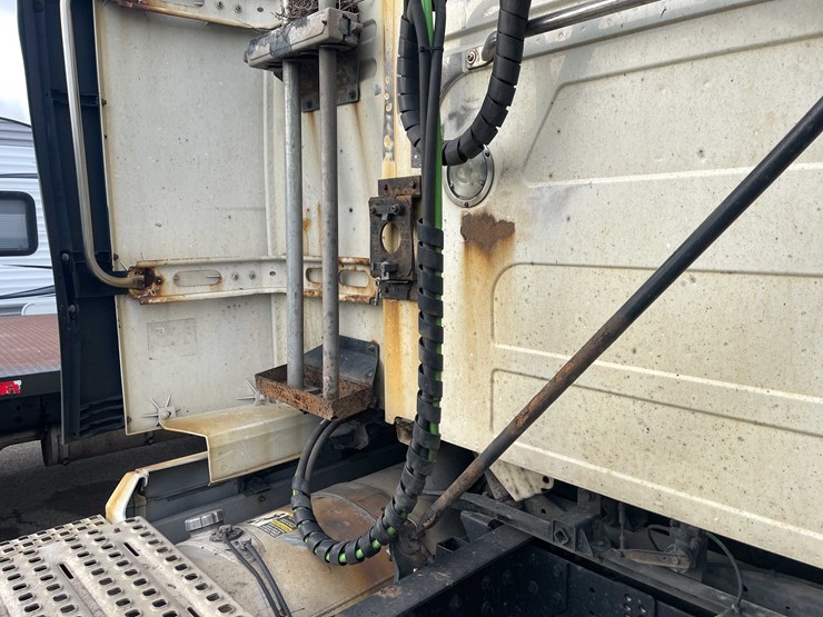 #1372-•-2014-volvo-sleeper-semi-(has-wi-title)-(of)-image-30