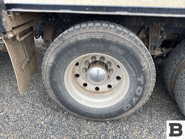 2013-peterbilt-348-image-25