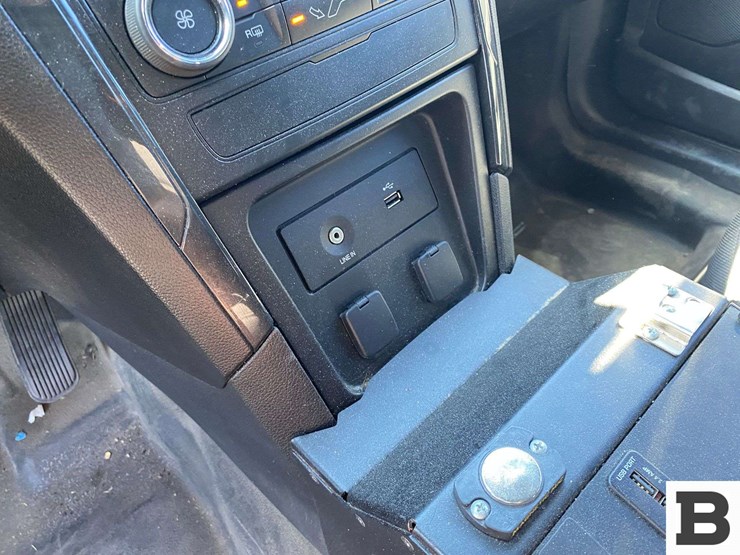 2018-ford-explorer-image-27