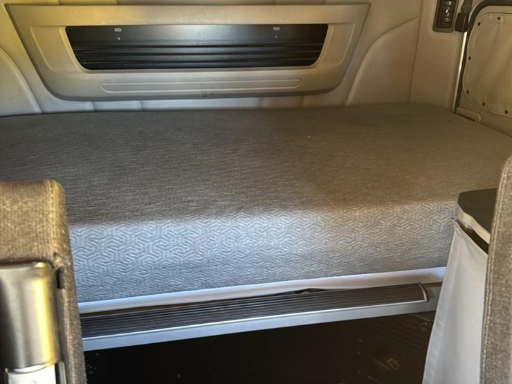 2023-peterbilt-579-image-50