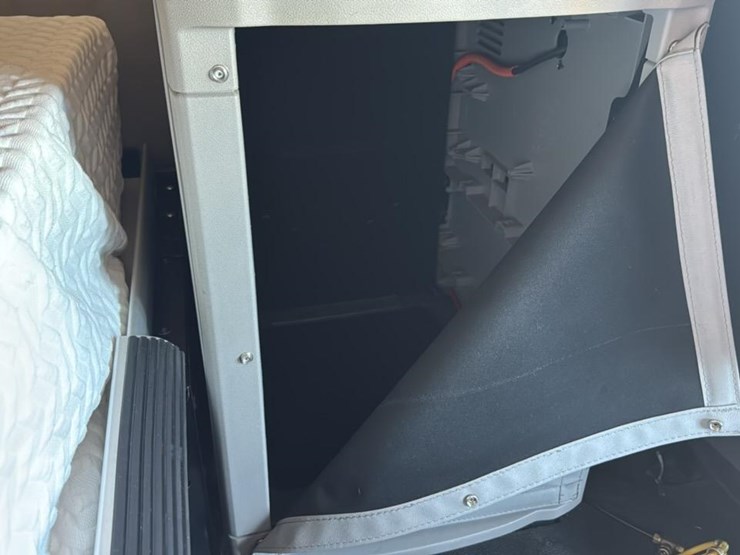 2023-peterbilt-579-image-60