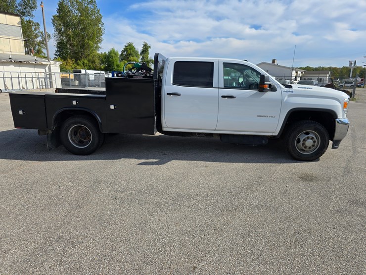 2017-gmc-sierra-3500-image-28