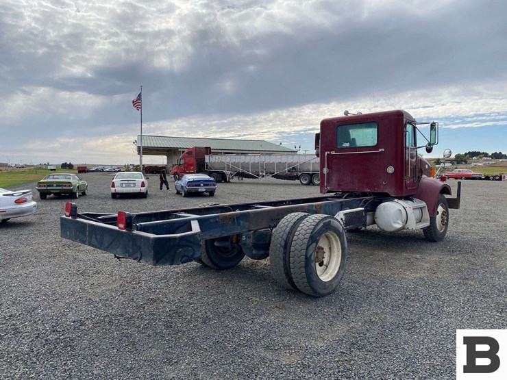 2002-peterbilt-330-image-6