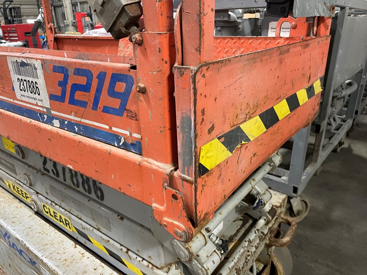 #1382-•-19'-scissor-lift-(f)-image-7