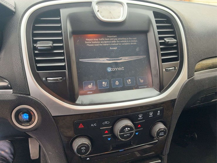 2012-chrysler-300-c-sedan-4d-image-23