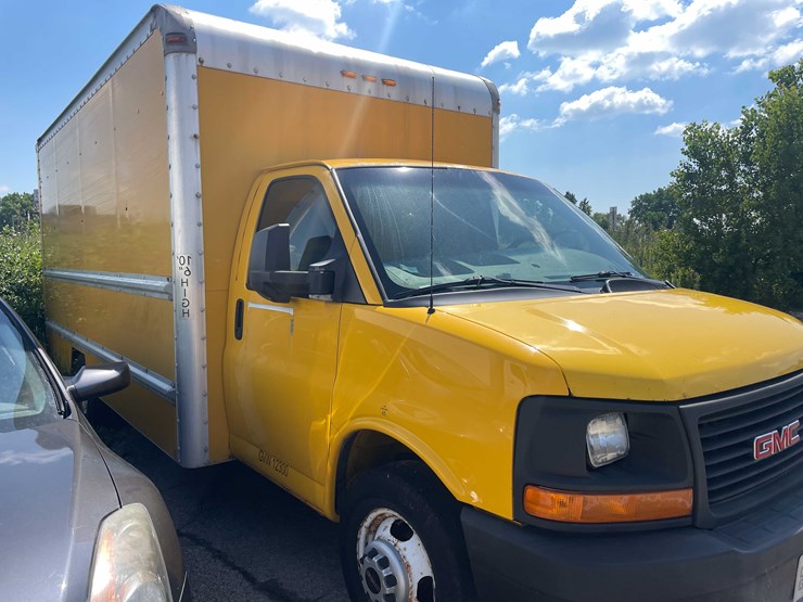 #1376-•-2012-gmc-savana-box-truck-(has-wi-title)-(of)-image-4