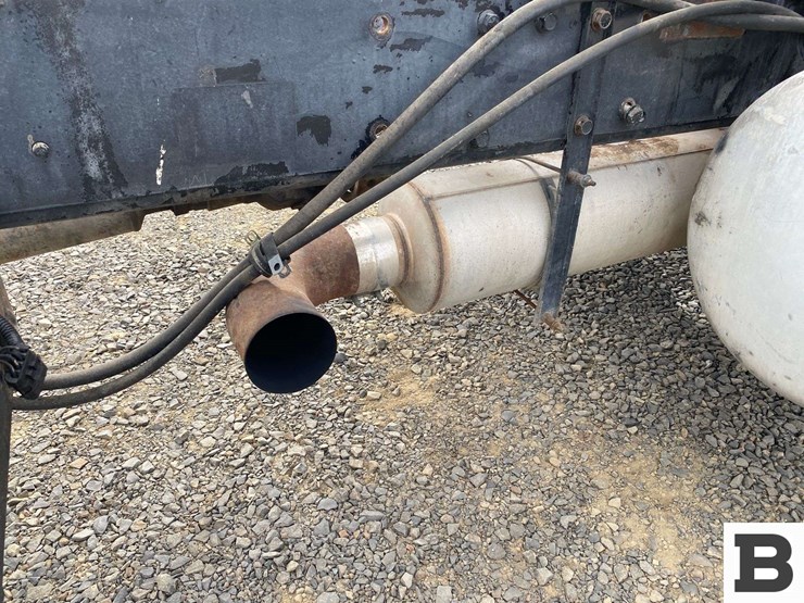 2002-peterbilt-330-image-30