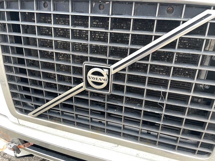 #1372-•-2014-volvo-sleeper-semi-(has-wi-title)-(of)-image-9