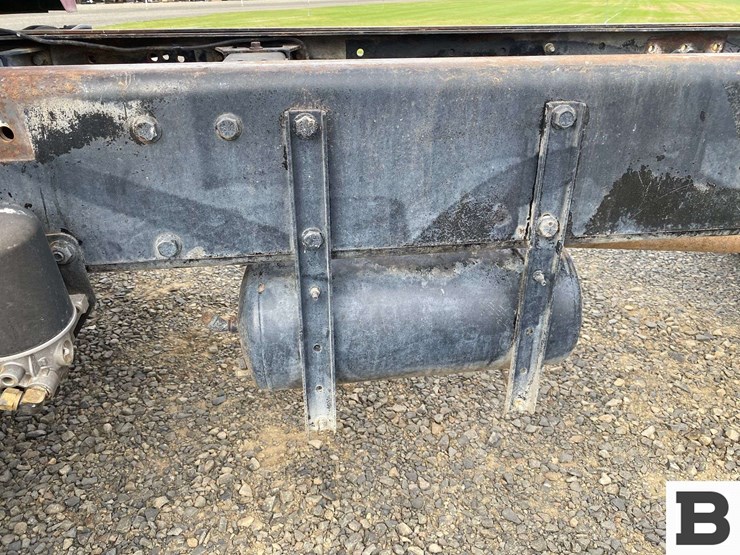 2002-peterbilt-330-image-15