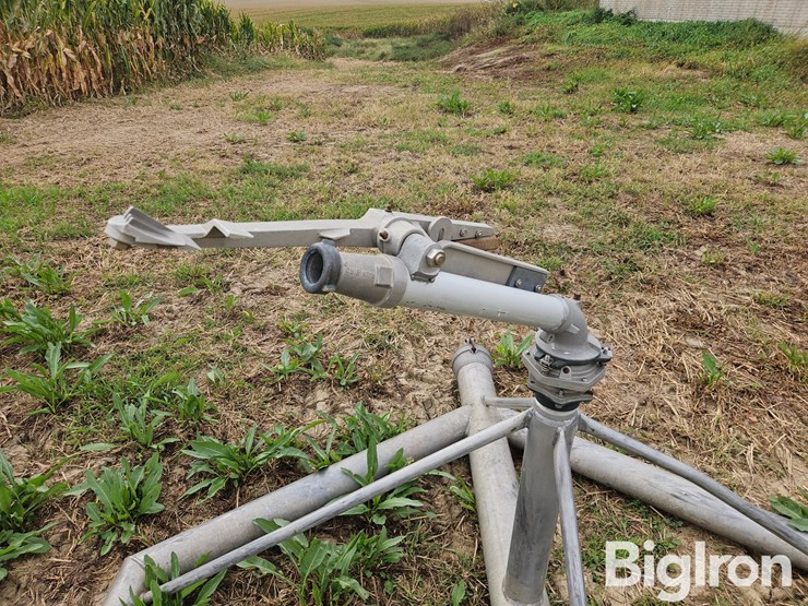 big-gun-irrigation-sprinkler-on-aluminum-stand-image-13