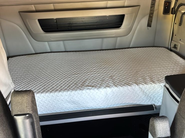 2023-peterbilt-579-image-56