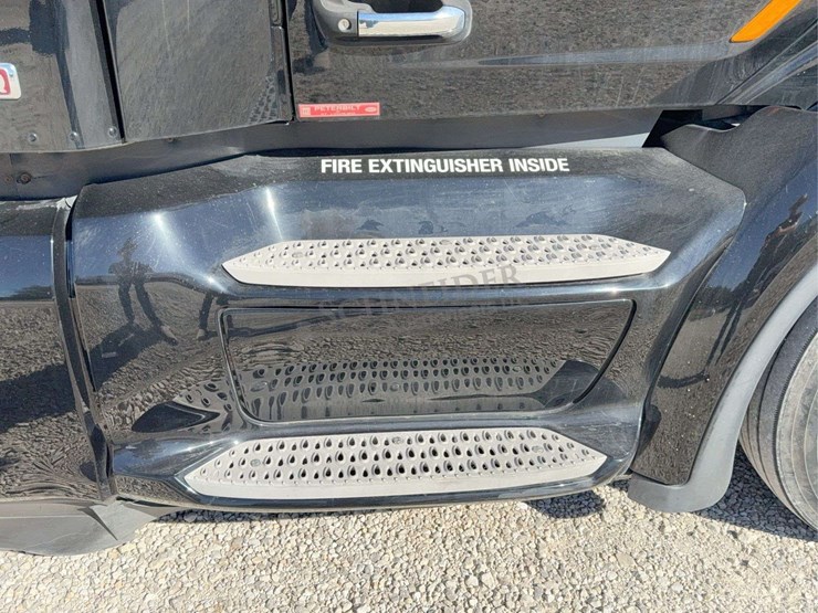 2017-peterbilt-579-image-16