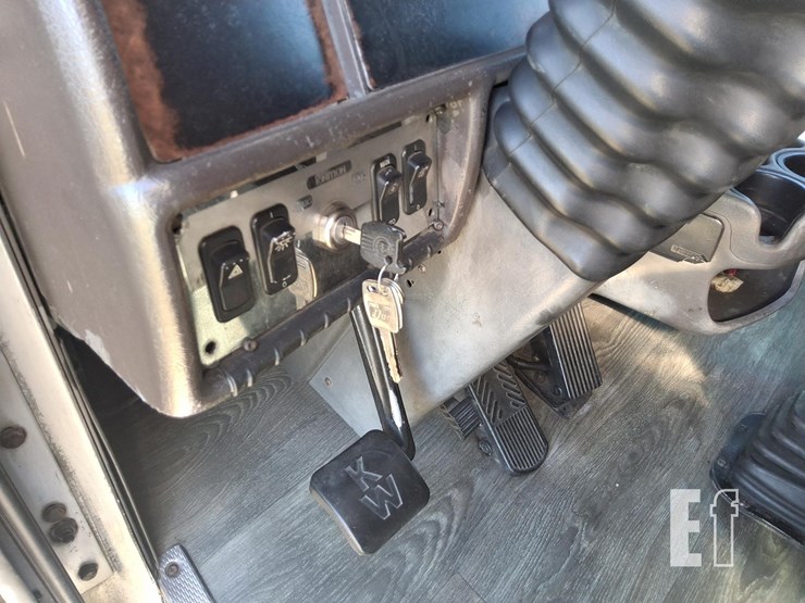 2005-kenworth-w900-image-17