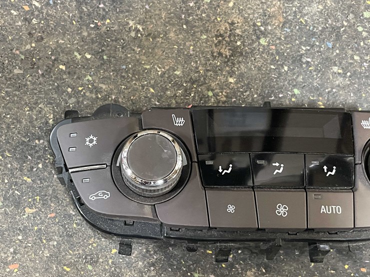 #8600-•-buick-climate-controls-(pr7)-image-3
