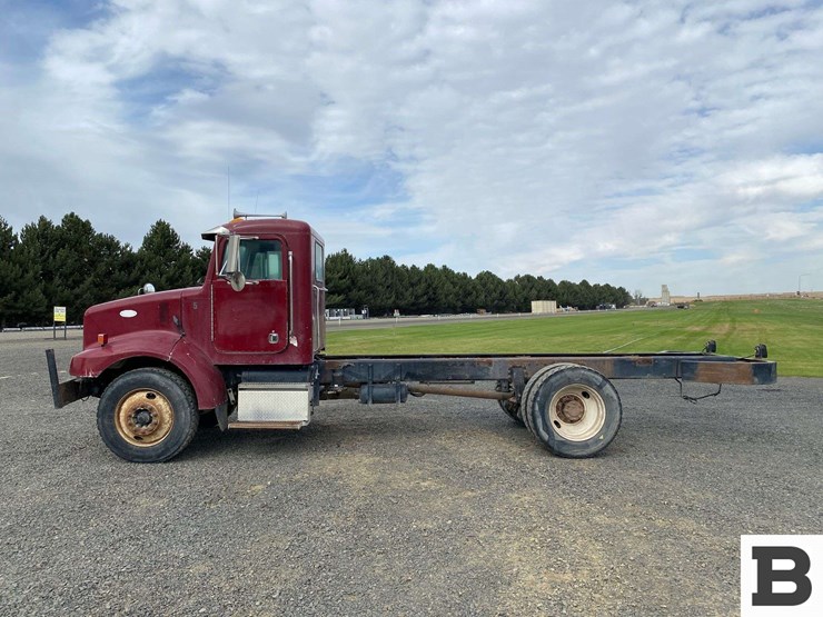 2002-peterbilt-330-image-3
