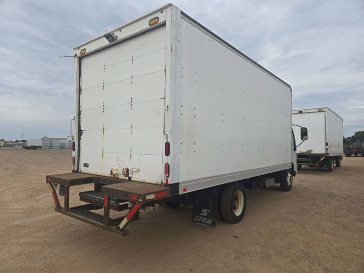 2019-hino-195-image-3