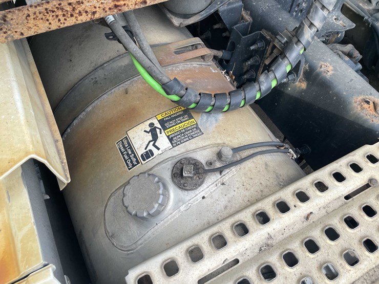 #1372-•-2014-volvo-sleeper-semi-(has-wi-title)-(of)-image-48