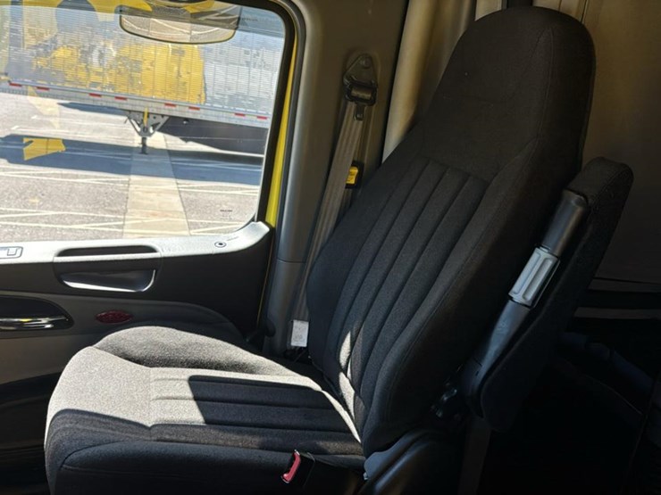 2023-peterbilt-579-image-48