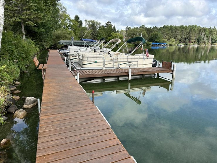 #100-•-waterfront-pub-with-4-bed/2-bath-apartment-image-19