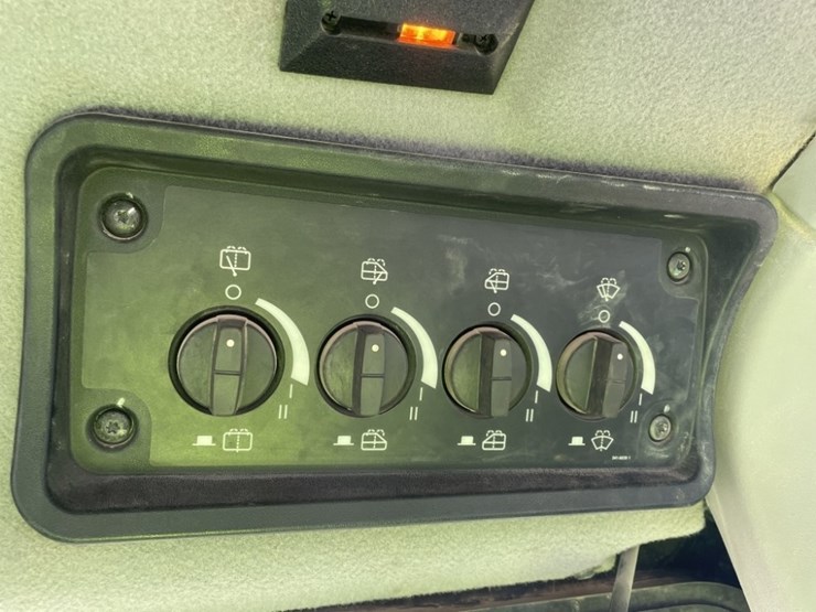 2017-caterpillar-d8t-image-45