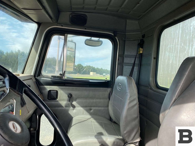 2003-peterbilt-330-image-42