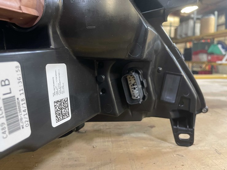 #8606-•-lincoln-suv-headlights-(pr12)-image-11