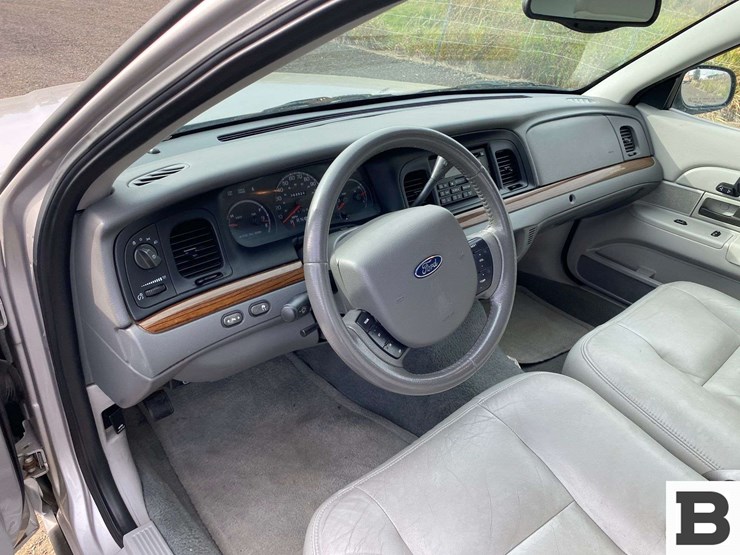 2005-ford-crown-victoria-sedan-image-16