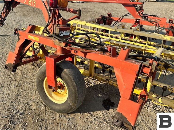 new-holland-216-image-19