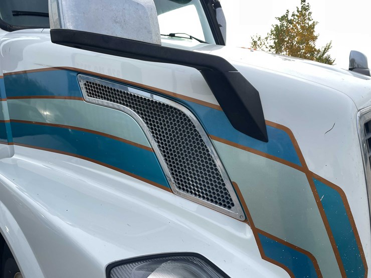 #1372-•-2014-volvo-sleeper-semi-(has-wi-title)-(of)-image-16