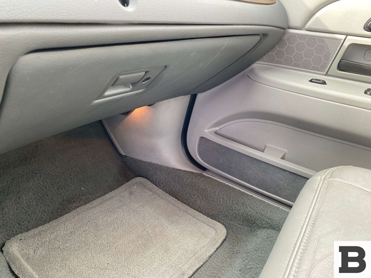 2005-ford-crown-victoria-sedan-image-19