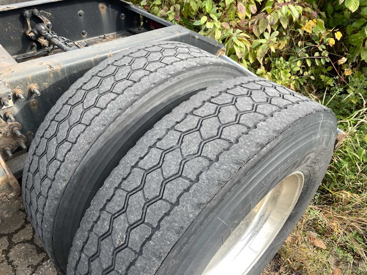 #1372-•-2014-volvo-sleeper-semi-(has-wi-title)-(of)-image-92