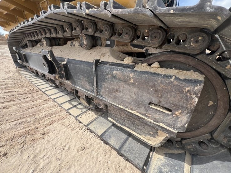 2021-caterpillar-395-image-32