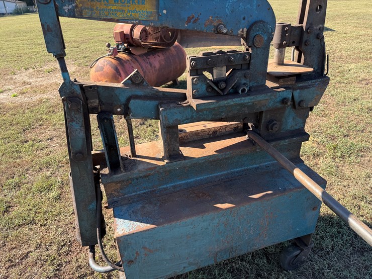 #30-•-#249-•-dvorak-hydraulic-iron-worker-image-9